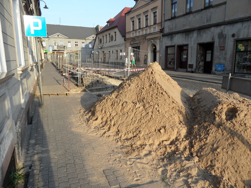 Wykopy na ulicy Gliwickiej w Tarnowskich Górach, gdzie...