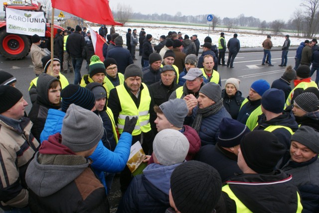 Protest rolniczy w Marchwaczu pod Kaliszem. Zablokowana droga krajowa nr 12