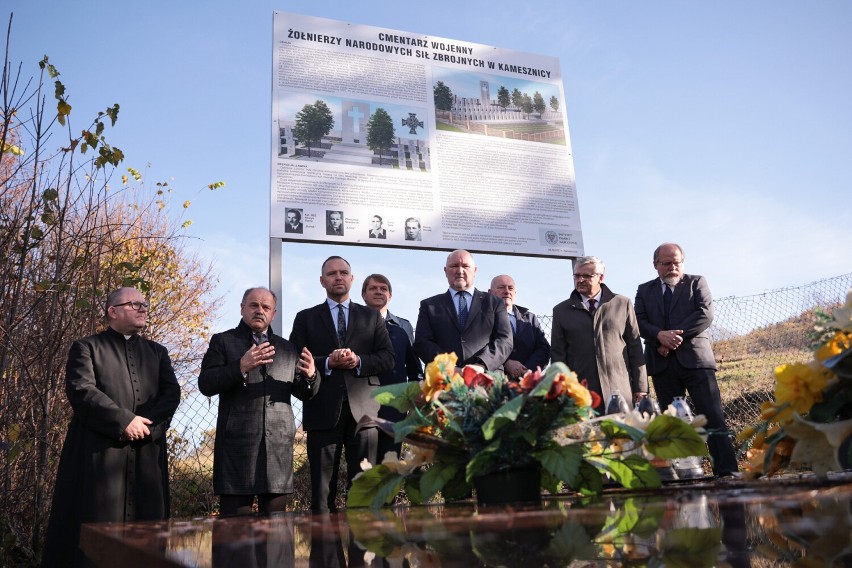 Dzisiaj 26 października w Kamesznicy została odsłonięta tablica będąca swojego rodzaju kamieniem węgielnym pod tworzenie cmentarza dla żołnierzy NSZ.