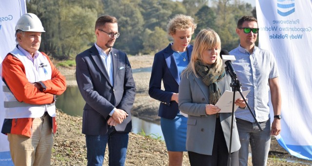 RZGW Kraków zaprezentował dziennikarzom zabezpieczoną wyrwę w brzegu rzeki Soły w Rajsku, w gminie Oświęcim