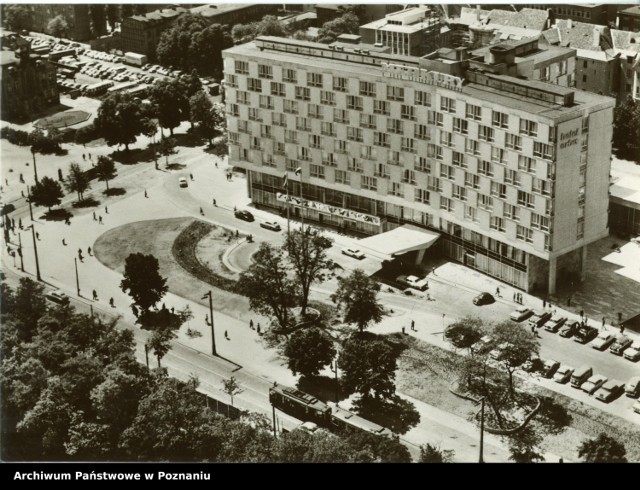 W epoce dronów zdjęcia z lotu ptaka nie są niczym wyjątkowym. Ale nie zawsze tak było. Takie "fotograficzne" perełki powstawały także dużo wcześniej, nawet kilkadziesiąt lat temu. Jeśli dobrze poszukamy, znajdziemy fotografie Parku Sołackiego wykonane nawet w 1930 roku. Zapraszamy Was do wyjątkowej galerii archiwalnych zdjęć Poznania.

Hotel Merkury

Zobacz archiwalne zdjęcia Poznania z lotu ptaka --->