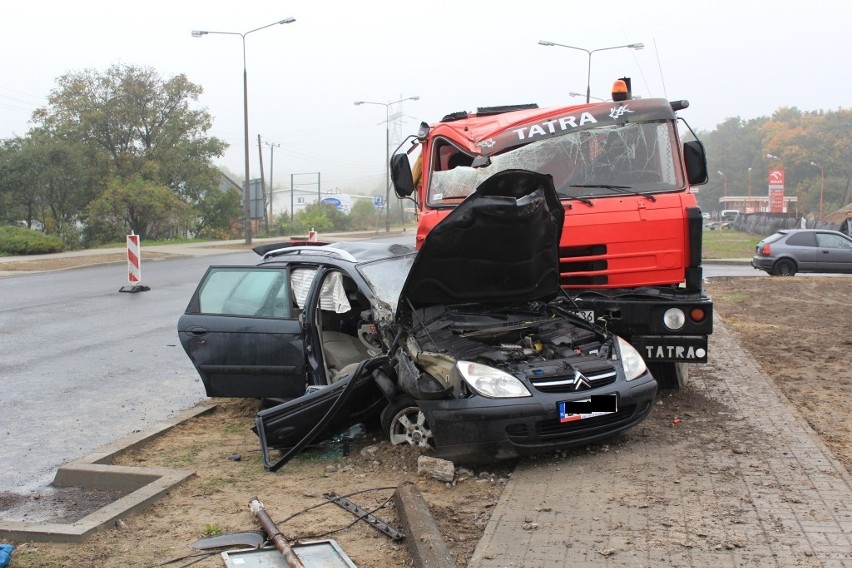 Zderzenie ciężarówki i samochodu osobowego na ul. Podgórze w...