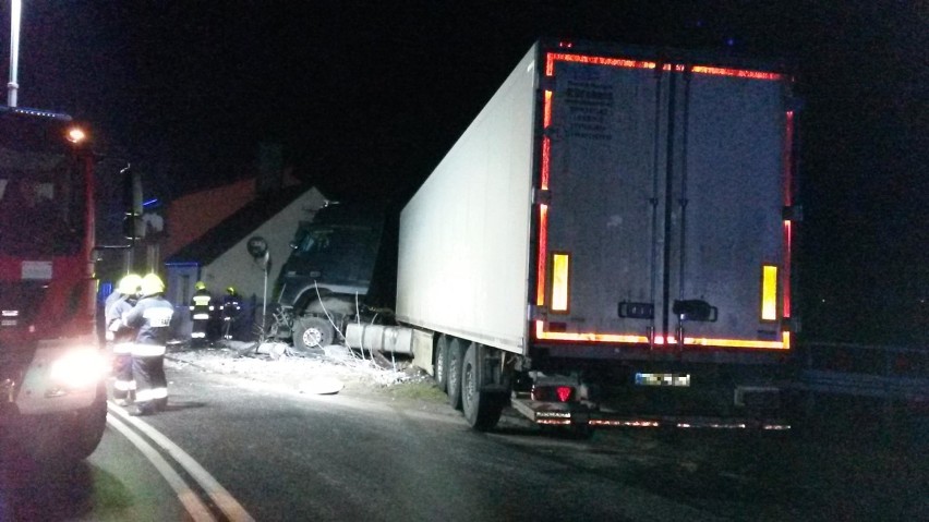 Wypadek w Koźminku. Ciężarówka wjechała w posesję