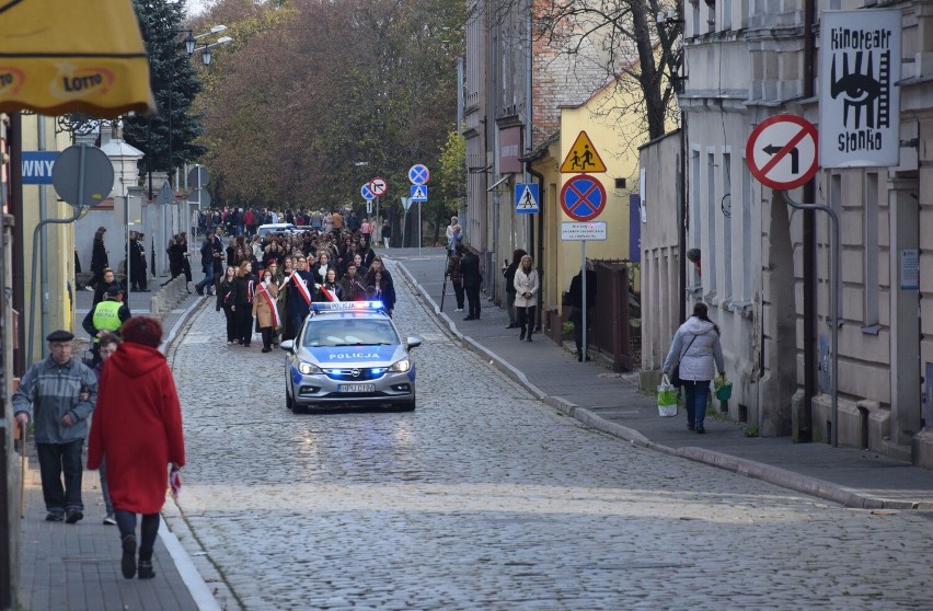 Tanecznym krokiem Poloneza na rynek. Tak uczniowie śremskiego Liceum Ogólnokształcącego uczcili Święto Niepodległości [zdjęcia]