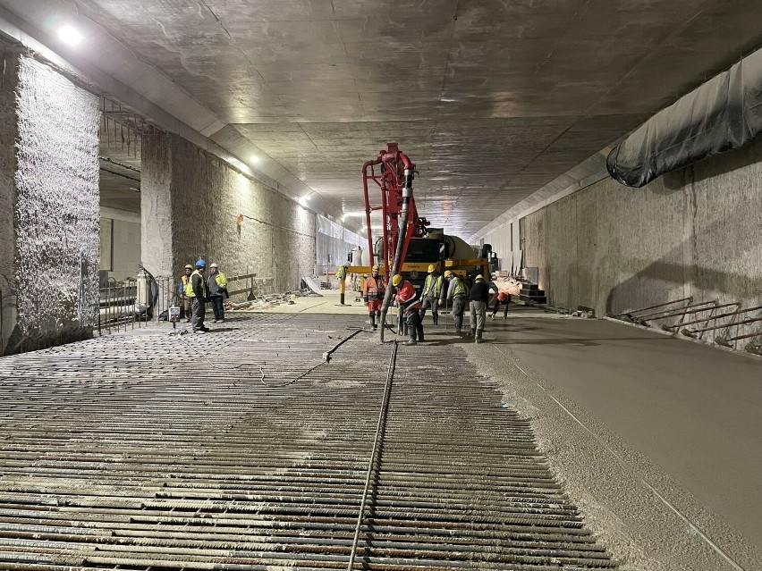 Koniec betonowania dna tunelu w Zielonkach - zakończenie ważnego etapu budowy północnej obwodnicy Krakowa. Dane robią wrażenie