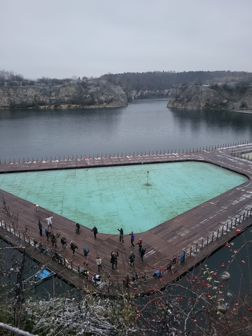 Kraków. Pierwszy śnieg na nowym Zakrzówku, z kąpieliskiem i parkiem