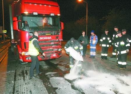 W wyniku zderzenia poloneza z samochodem ciężarowym pasażerka zginęła na miejscu.Fot. Grzegorz Mehring