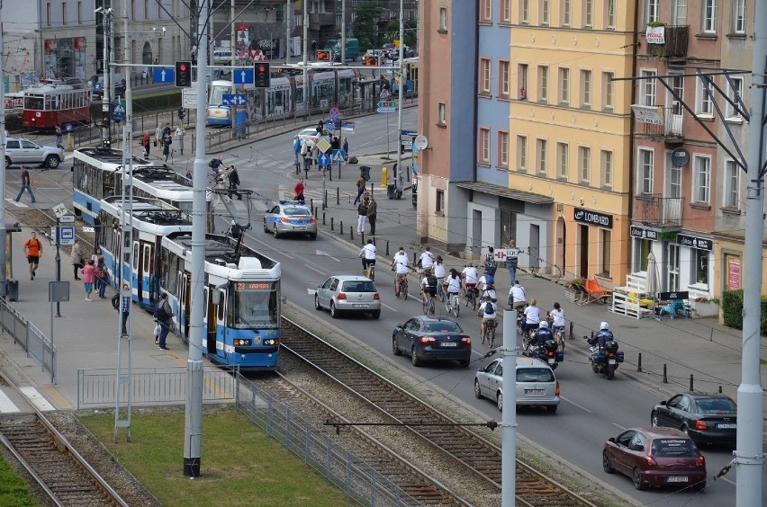 Rowerzyści przejechali przez Wrocław, aby pokazać solidarność z Tunezją [ZDJĘCIA]