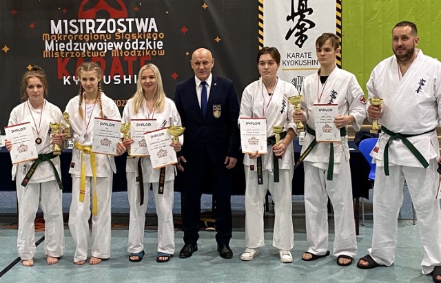 Jeden złoty, dwa srebrne i cztery brązowe - oto dorobek medalowy Sosnowieckiej Szkoły Karate na mistrzostwach w Katowicach. Zobacz kolejne zdjęcia. Przesuwaj zdjęcia w prawo - naciśnij strzałkę lub przycisk NASTĘPNE