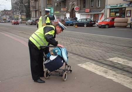 Policjanci, którzy przybyli na miejsce zdarzenia zabrali poważnie uszkodzony wózek. fot. G. Okoński