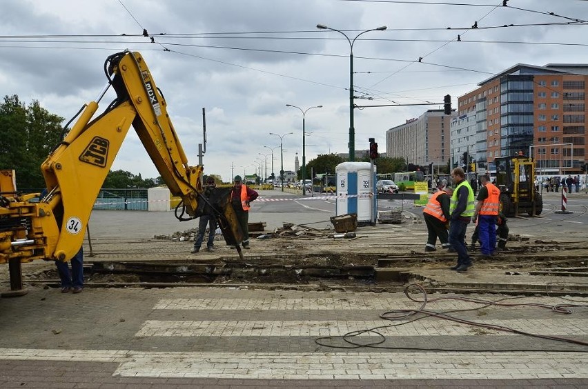 Remont torów na moście Teatralnym zaskoczył [ZDJĘCIA, WIDEO]