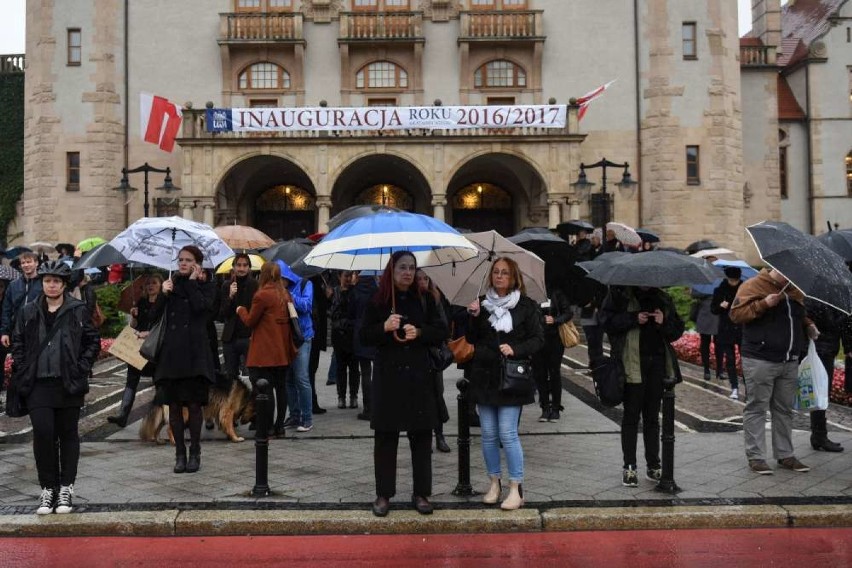 Protest rozpoczął się o godzinie 16. Na placu Mickiewicza...