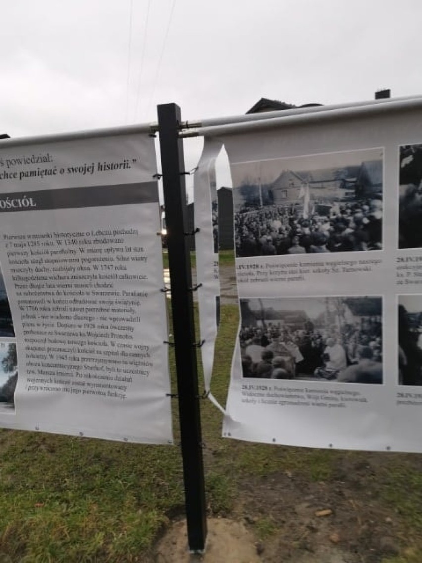 Wandal w Łebczu poniszczył banery z historycznym zdjęciami wioski z gminy Puck. Radny nie kryje oburzenia i szuka sprawcy | ZDJĘCIA