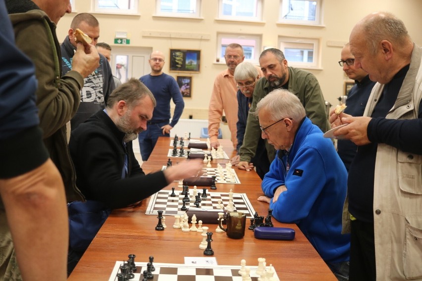 W Wielgiem zmagali się szachiści. Do rywalizacji zgłosiło się ponad 40 osób! [zdjęcia]