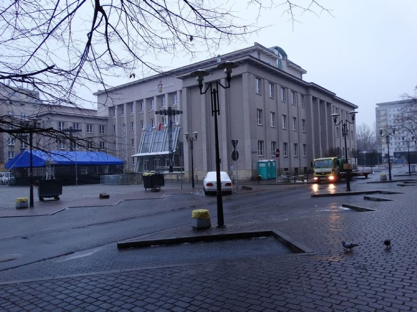 Plac przed urzędem miasta w Sosnowcu wysprzątany po Sylwestrze [ZDJĘCIA]