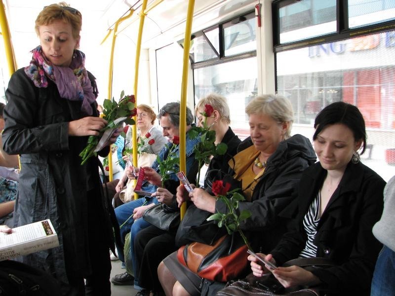 Wrocław: Róże dla pasażerów MPK z okazji Światowego Dnia Książki (ZDJĘCIA, FILM)