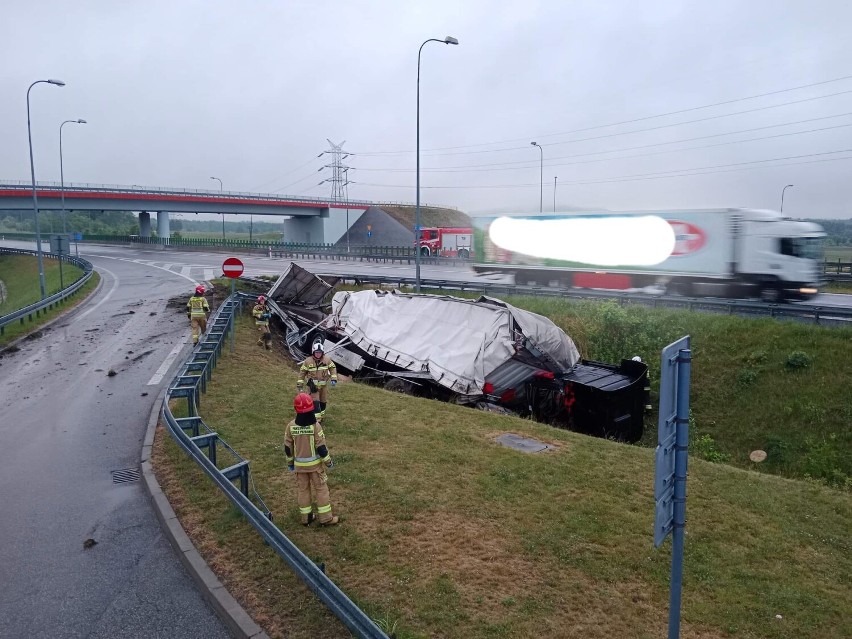Wypadek w Piekarach Śląskich: Na A1 ciągnik siodłowy wpadł do rowu