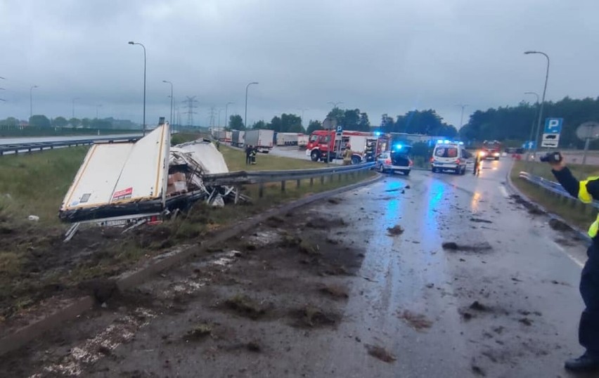 Wypadek w Piekarach Śląskich: Na A1 ciągnik siodłowy wpadł do rowu