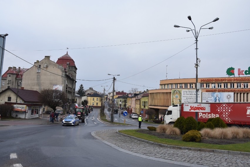 Tak wyglądał strajk rolników w Rypinie. Przejazd traktorów i sprawa ROTR-u na transparentach [ZDJĘCIA, WIDEO]