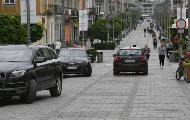 Na deptaku nie jest bezpiecznie, kierowcy łamią zakaz ruchu i wjeżdżają między pieszych.