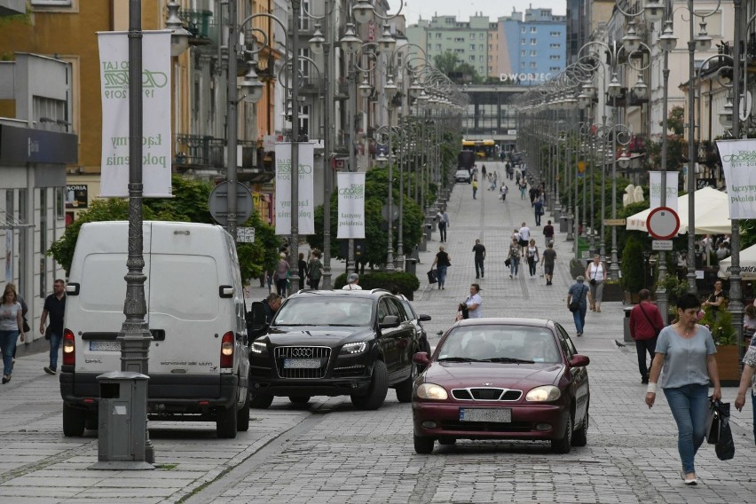 Straż Miejska kontroluje kierowców jeżdżących po deptaku w Kielcach