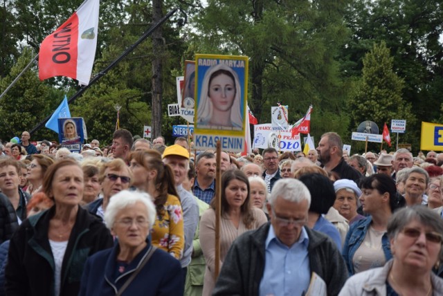 Częstochowa. Tłumy na Pielgrzymce Rodziny Radia Maryja na Jasnej Górze. Przemawiał prezydent Andrzej Duda