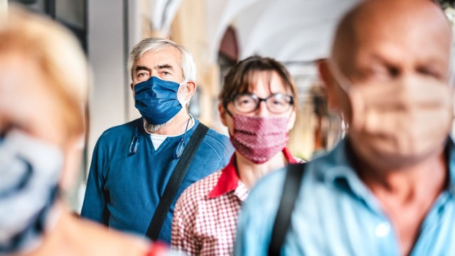 Noszenie maseczek to jeden ze sposobów uniknięcia zakażenia wirusami grypy, COVID-19 lub RSV rekomendowany przez Radę Ekspertów Naczelnej Izby Lekarskiej.