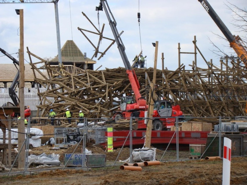 Energylandia. Straty po wichurze na budowie największego na świecie drewnianego rollercoastera ZDJĘCIA