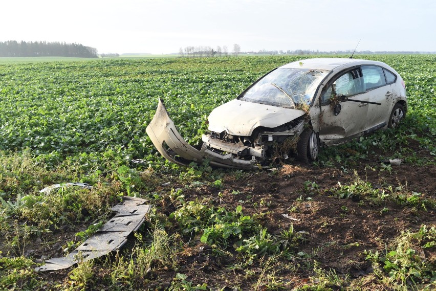 Citroen na polu. Zdarzenie drogowe pod Ględowem