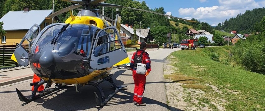 Milik wypadek. Dwie osoby spadły z dachu. Na miejscu karetka i helikopter LPR [ZDJĘCIA]