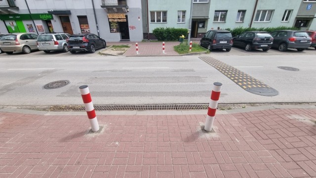 Na ulicy Chęcińskiej zlikwidowano przejście dla pieszych, bo znajdowało się za blisko parkingu. 

Zobacz kolejne zdjęcia