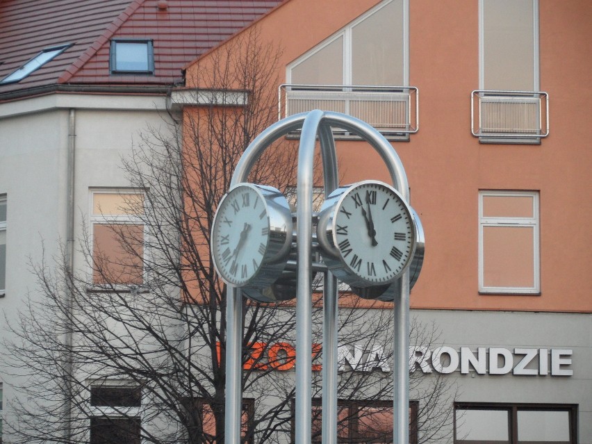 Ronda Żory: Czas na rondzie z zegarem w Żorach się zatrzymał... FOTO