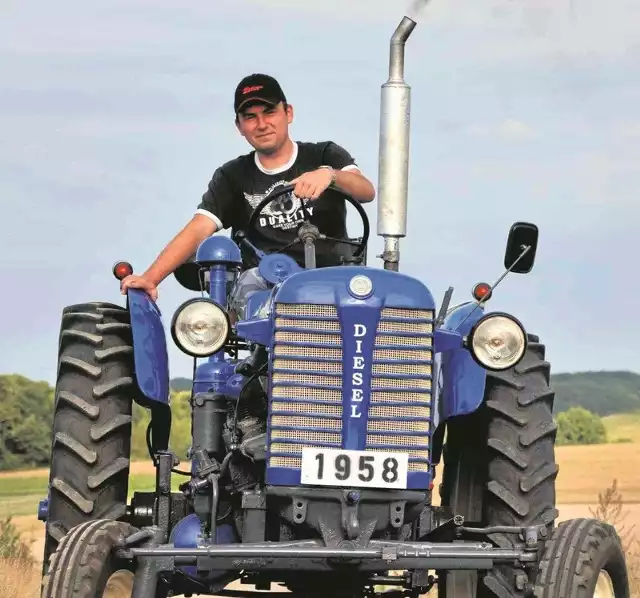 Paweł Rychter to miłośnik starych traktorów. Tą pasją zaraził go ojciec