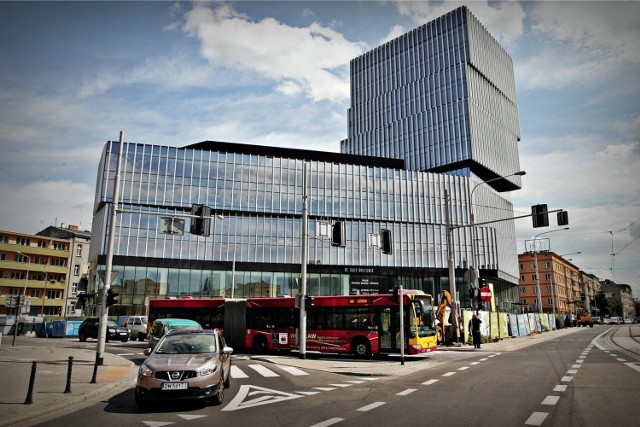 Czterem wieżowcom zajmującym dziewiąte miejsce po piętach (a właściwie po dachach) depcze im jeszcze Silver Tower Center z pl. Konstytucji 3 Maja (w miejscu starego dworca PKS) - ten trzynastopiętrowiec jest jednak o  kilkadziesiąt centymetrów niższy.