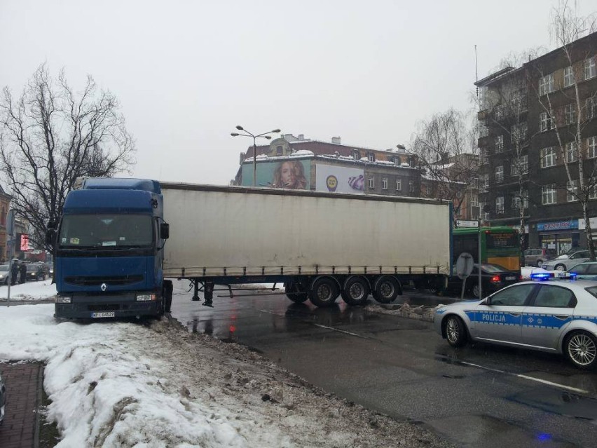 Kierowca Renault zawracał pod dworcem w Bielsku-Białej, coś...