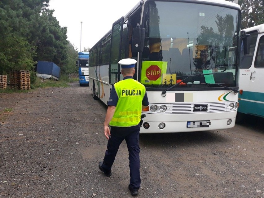 Policjanci z Aleksandrowa Kujawskiego wspólnie z ITD kontrolowali autobusy przewożące dzieci do szkoły [zdjęcia]