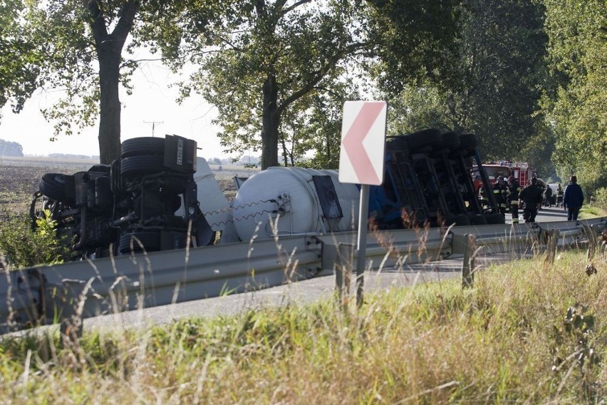 Wypadek na drodze Strzelin - Wrocław, cysterna zablokowała drogę (ZDJĘCIA)