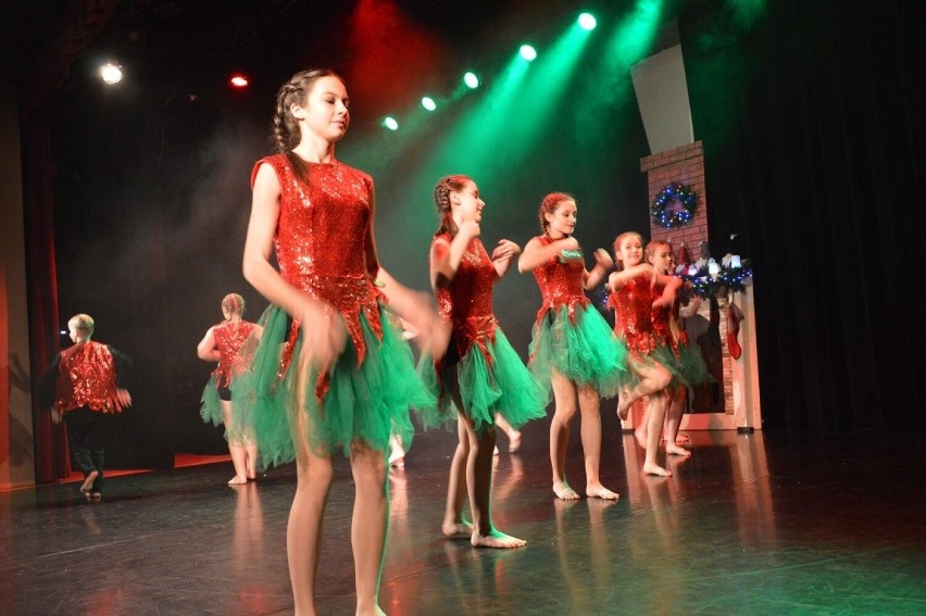 W Spółdzielczym Domu Kultury w Stalowej Woli odbyło się widowisko taneczne "Świąteczna Podróż". Zobacz zdjęcia
