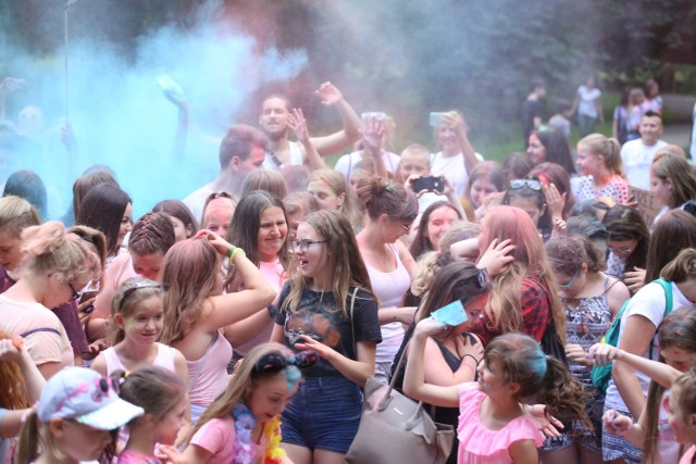 Holi Party w Parku Praskim Pod Żyrafą. Kolorowa impreza po prawej stronie Wisły [ZDJĘCIA]