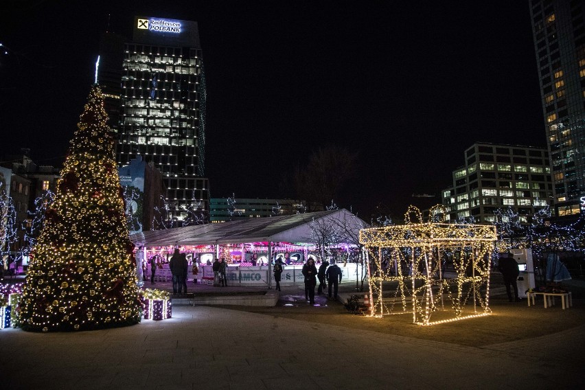 Lodowisko na Placu Europejskim 2018. Lodowe szaleństwo na warszawskim Manhattanie [ZDJĘCIA]