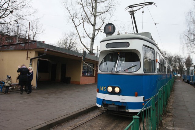 MPK zamówiło wagony, które zastąpią wysokopodłogowe tramwaje m.in. na linii nr 4. Ale nawet jeżeli uda się na ich zakup uzyskać dofinansowanie z Unii Europejskiej, będą kursować dopiero od przyszłego roku.