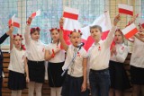 Uroczysty apel oraz Przegląd Pieśni Patriotycznych odbył się w Zespole Szkolno-Przedszkolnym nr 9 w Bełchatowie, ZDJĘCIA, VIDEO