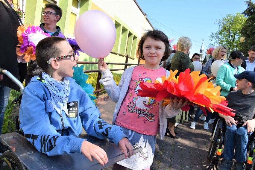 Dzień Godności Osoby z Niepełnosprawnością Intelektualną w Sieradzu 2022. Przemarsz i wystawa Specjalnego Ośrodka Szkolno-Wychowawczego FOTO