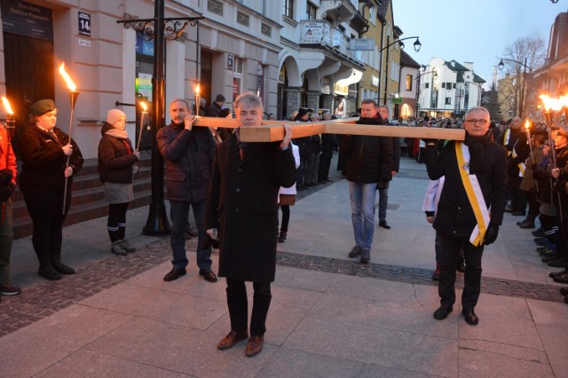 W środę 5 kwietnia, w Wielkim Tygodniu, przez centrum Lęborka przeszła Droga Krzyżowa, w której uczestniczyli duchowni i parafianie Sanktuarium św. Jakuba Ap. i Najświętszej Maryi Panny Królowej Polski.