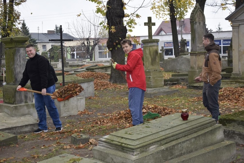 Wychowankowie SOSW sprzątali cmentarz św. Stanisława przy ul. Rawskiej [ZDJĘCIA]