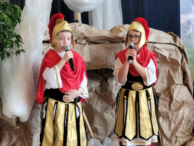 Uroczysta akademia wielkanocna w sandomierskiej „Trójce”. Uczniowie przygotowali przejmujący spektakl.