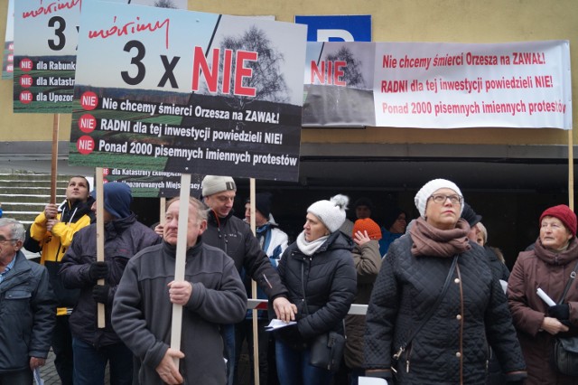 Zapewnienia Jerzego Markowskiego na temat nowych miejsc pracy nie przekonują wszystkich mieszkańców Orzesza. W grudniu protestowali pod siedzibą Regionalnej Dyrekcji Ochrony Środowiska w Katowicach
