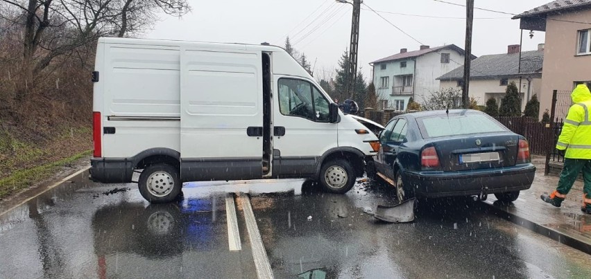 Bus uderzył w Małkowie w Skodę Octavię