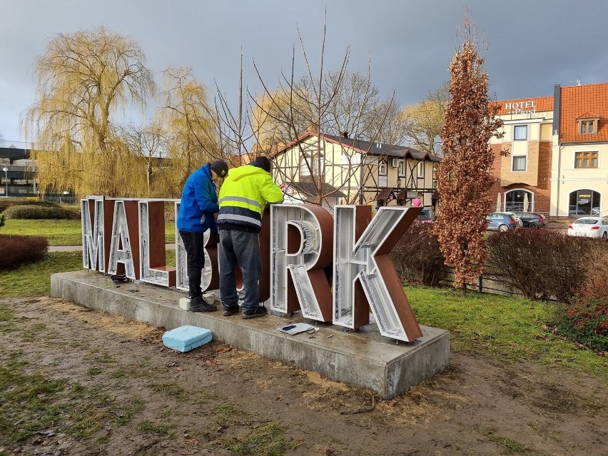 Napis "Malbork" stoi już w centrum. Ma być atrakcją i promować miasto. Wkrótce będzie tam można robić sobie zdjęcia