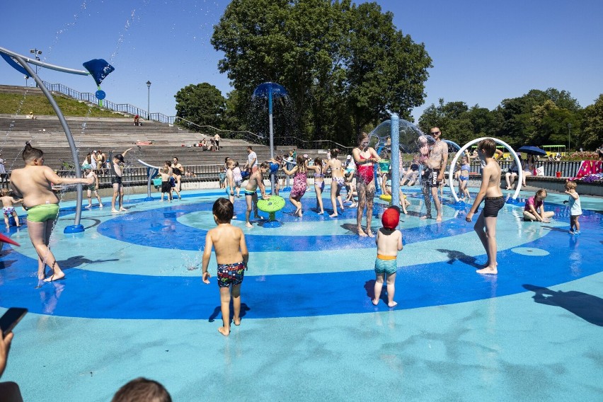 Wodny plac zabaw w Parku Jordana w gorące dni przyciąga...